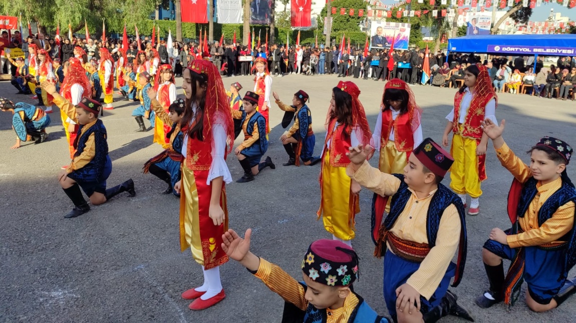 Okulumuz Öğrencileri  9 Ocak Dörtyol'un Düşman İşgalinden Kurtuluşu İlçe Kutlama Programında Zeybek Oyununu Sergilediler. 